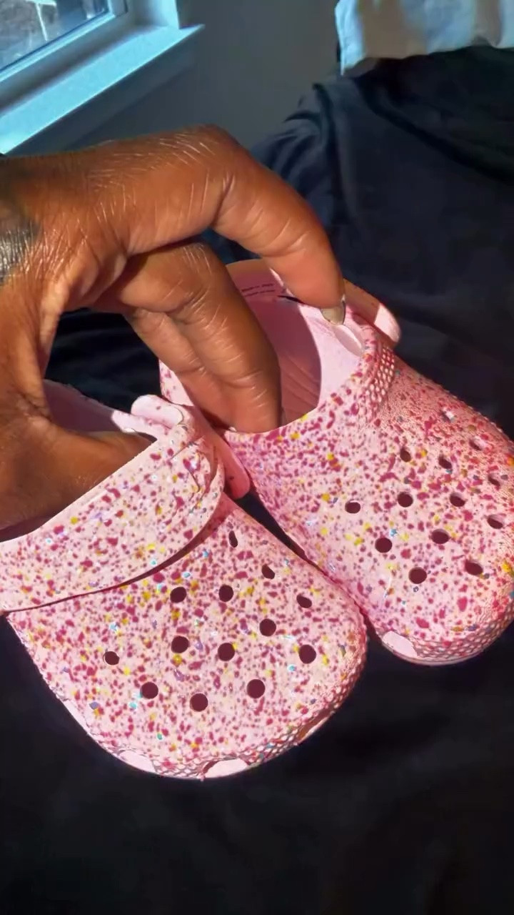 🎀 What’s Iyla Wearing? 🎀

Daycare drop-off, but make it cute. 💕

Today’s look:
✨ Nostalgic Spice Girls tee
🩷 Pink splatter Crocs
🤍 Ready to learn, play, and steal a few hearts along the way.

Because every day deserves a little style—even at daycare. Everything I can link is waiting in my LTK. 💗

#WhatsIylaWearing #ToddlerStyle #DaycareStyle #MiniFashionista #ToddlerOOTD
@crocs @spicegirls