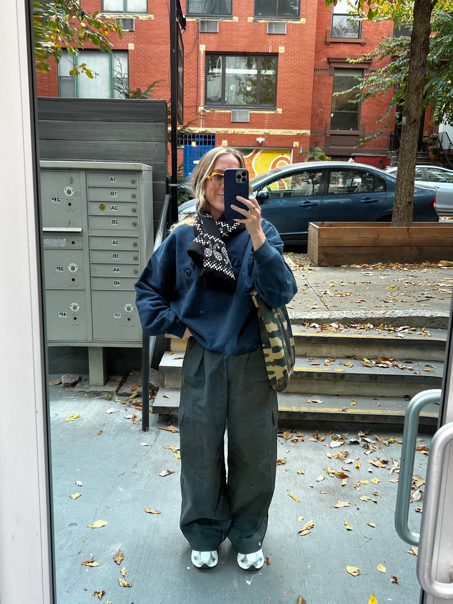 M sweatshirt
6 pants