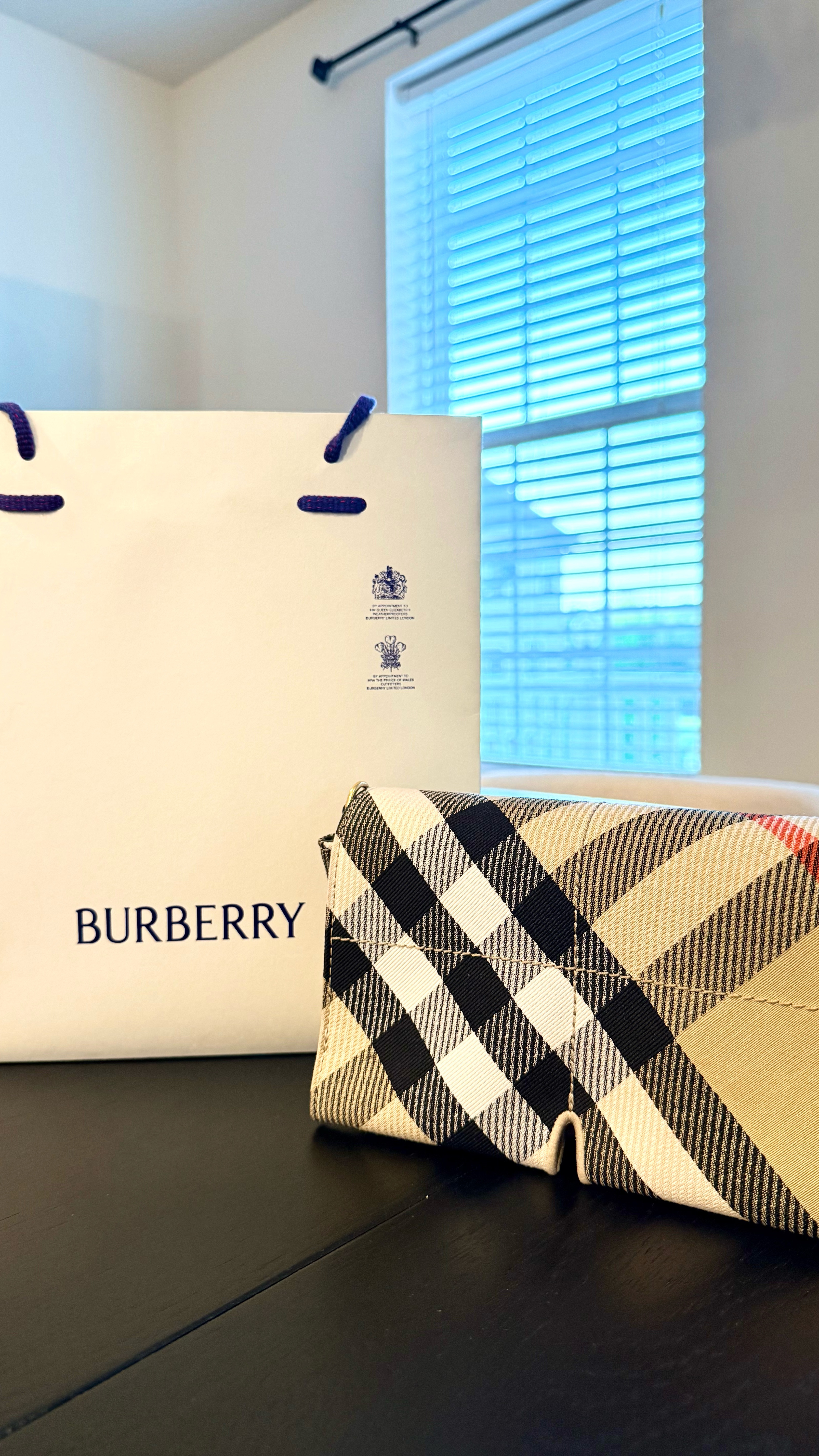 Burberry Handbag Unboxing ✨ I got this adorable handbag while shopping in Las Vegas! It’s the perfect size to go with just about any outfit which I love ❤️ 

Unfortunately, this bag has been discontinued at Burberry, but I found resale sites that have it for half of what I paid 😜 