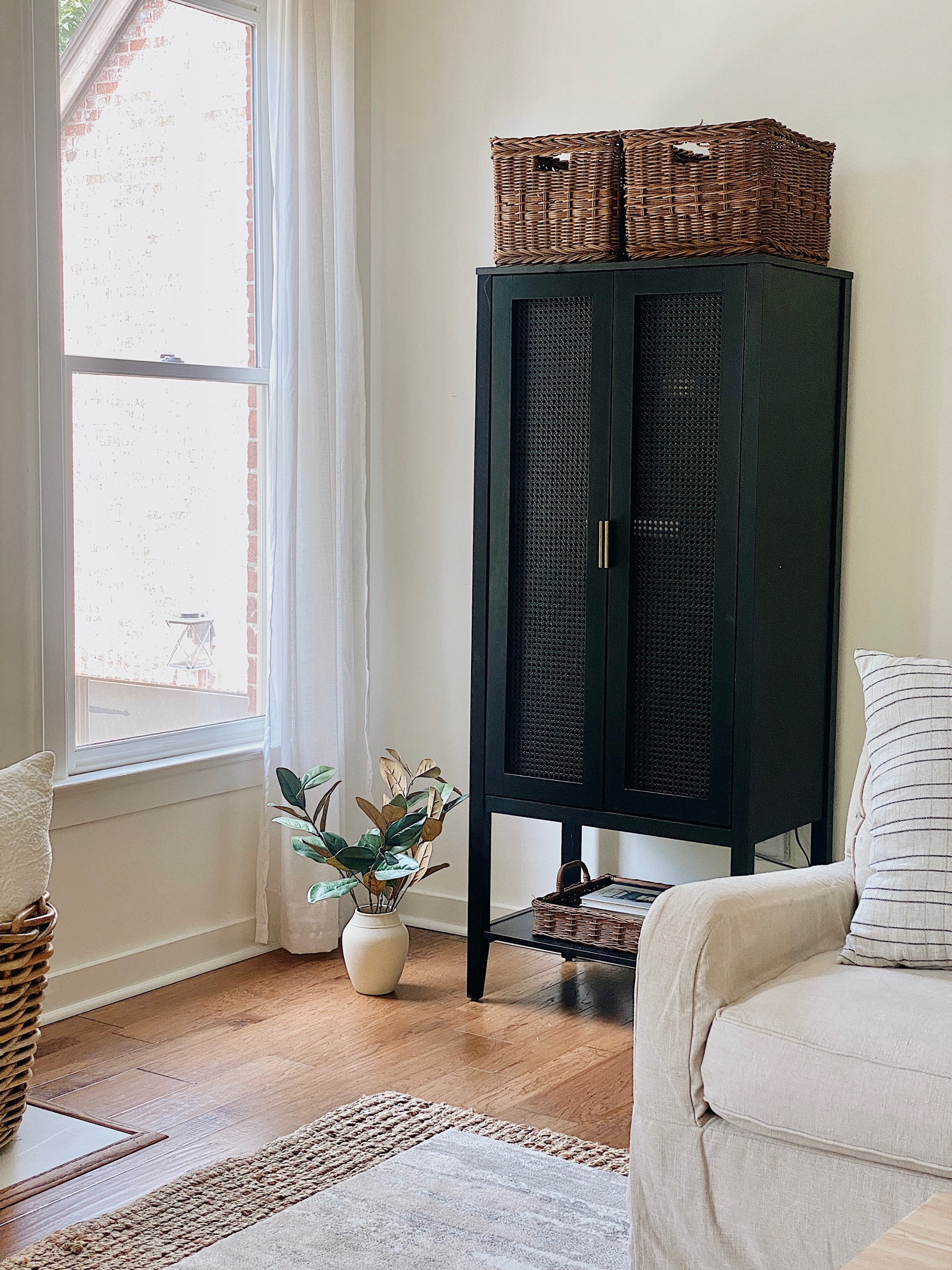 Cozy corner // Living room // Fall decor // Home decor // Fall farmhouse 

#LTKhome #LTKstyletip #LTKSeasonal