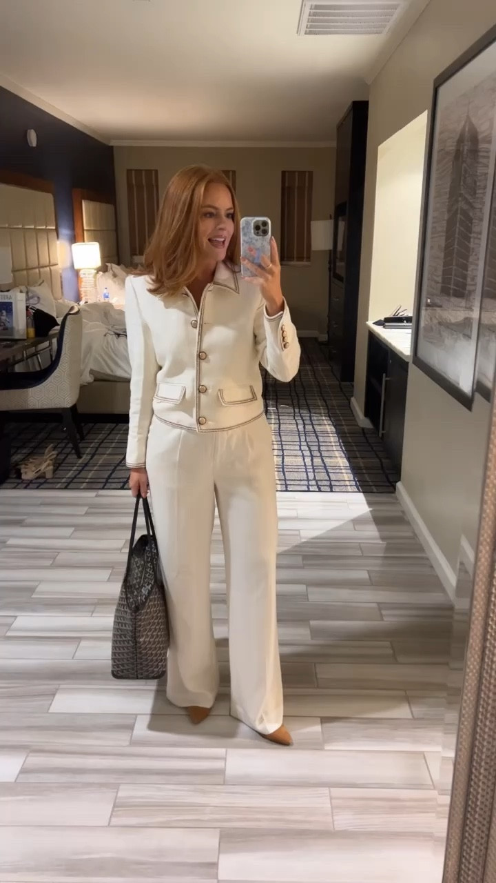 LTKCON Day 2! Conference look styling a Veronica beard jacket with white work pants!

Sizing:
Veronica Beard: 6
Pants: 6

#LTKStyleTip #LTKCon #LTKWorkwear