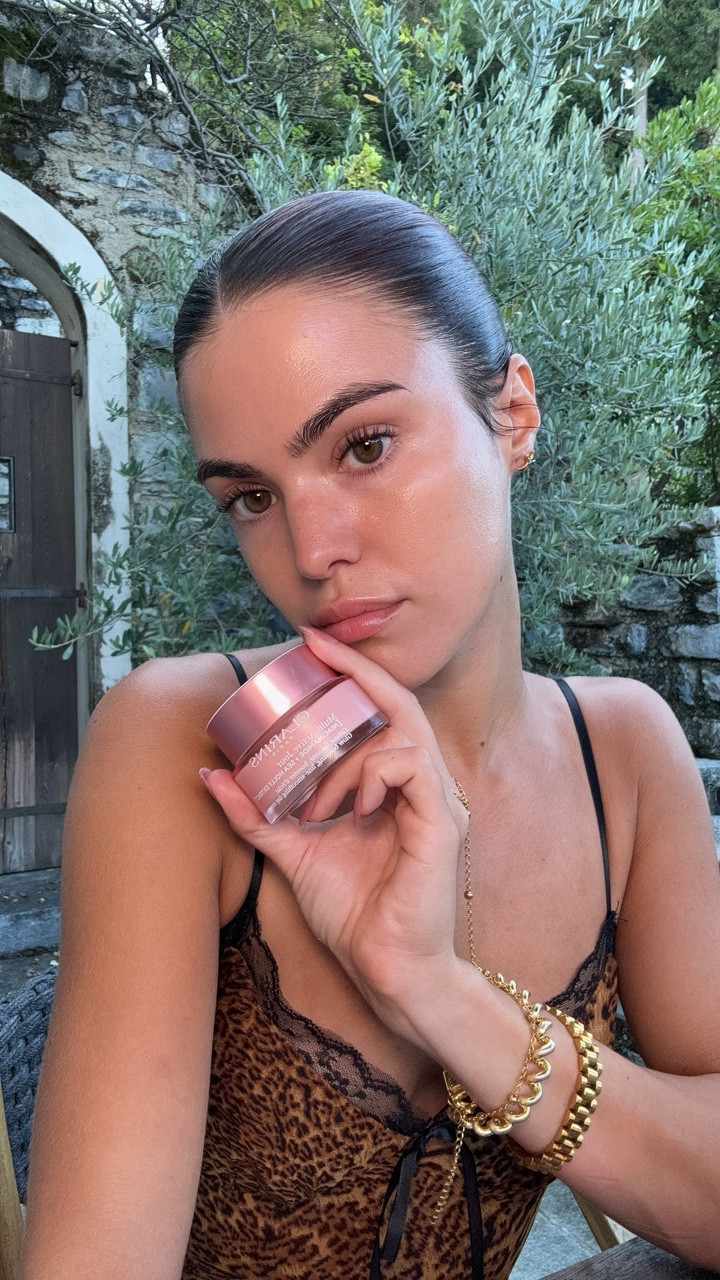 only the most hydrating base after a day in the sun ☀️ using @clarinsusa Multi-Active Jour Face cream all summer long 
•
#clarinspartner #skincare #skincareroutine #dailymoisturizer #summerskincare #summermakeup