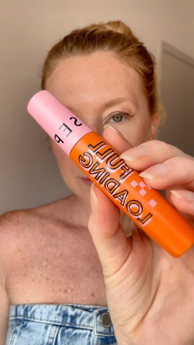 Máscara de cílios da marca própria SEPHORA, cor marrom FULL BROWN. Já uso faz uns 10 meses. Não constrói camadas e não embola os cílios. Ideal para loiras! Já estou na 2ª unidade do produto. Gostei bastante e indico. 

#LTKbeauty #LTKover40 #LTKbrasil