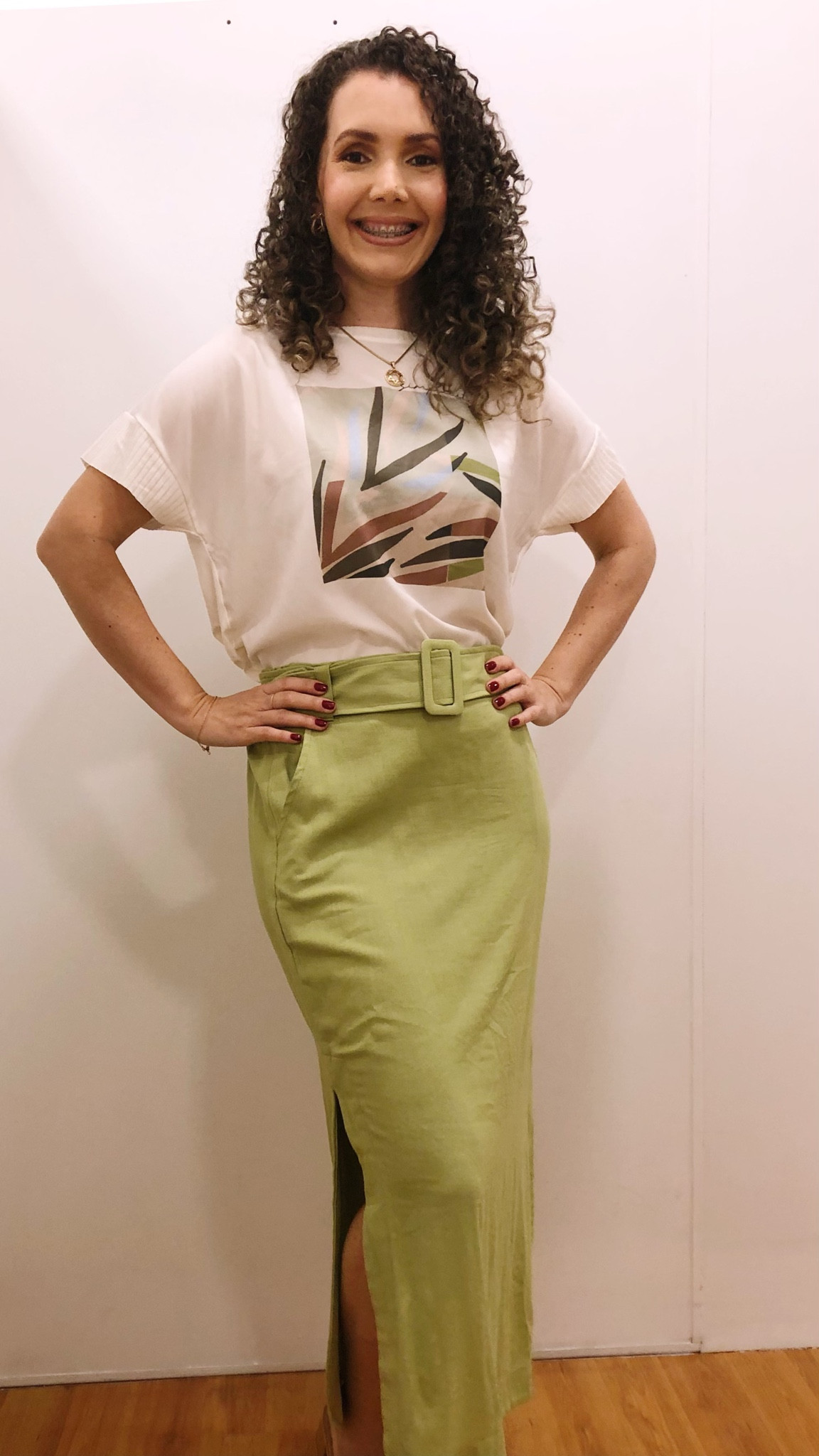 A escolha de hoje foi essa blusa com mangas curtas, com estampa frontal e para compor a produção vesti essa saia verde, de comprimento midi, que possui fendas laterais e cinto do mesmo material (viscolinho) da saia. Look modesto e fresquinho para ir trabalhar, ir ao médico e até mesmo ir a igreja.



#LTKmodamodesta #LTKdicadeestilo #LTKbrasil