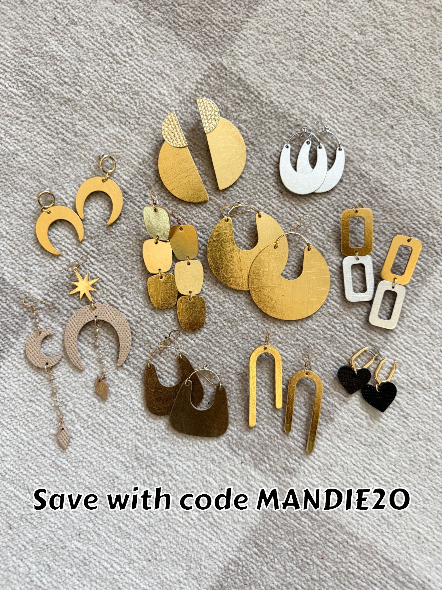 Love my earrings from @nickelandsuede 
Save with code MANDIE20 on their site! 


#LTKSaleAlert #LTKFindsUnder50 #LTKOver40