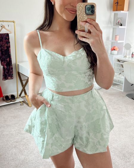 Spring mint set💚🤍 do NOT size down! It fits very tts but has no stretch! If you’re in between sizes definitely size up

SHOWPO, two pieces set, spring set, affordable fashion, midsize style