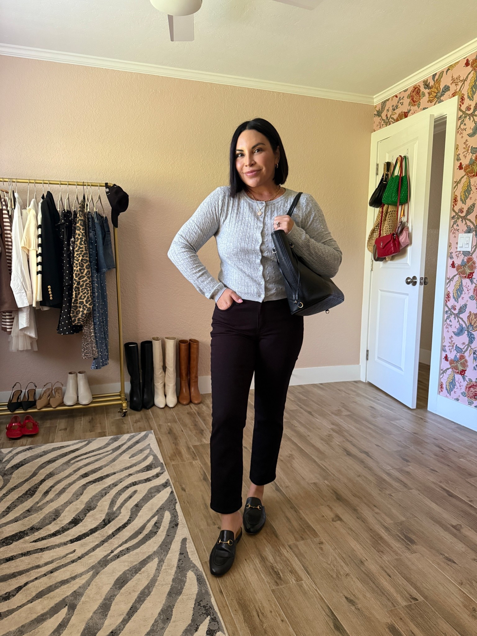 #blackjeans #croppedjeans #graycardigan #totebag #falloutfit

#LTKFindsUnder100 #LTKStyleTip #LTKFindsUnder50