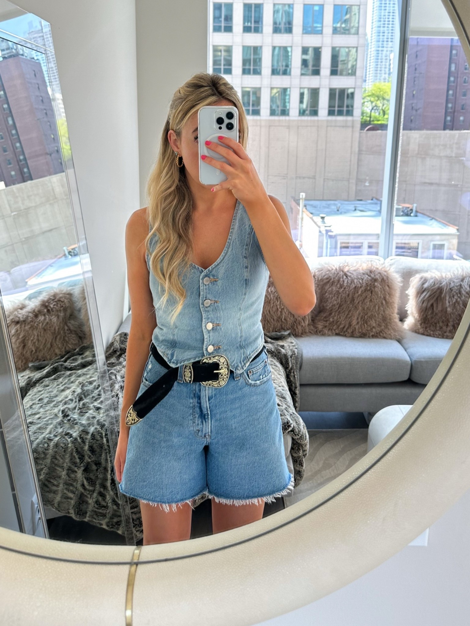 Country Concert Outfit Inspo



ootd style fashion, Aritzia, Abercrombie, country concert, summer, outdoor, denim shorts

#LTKootd #LTKU #LTKgrwm