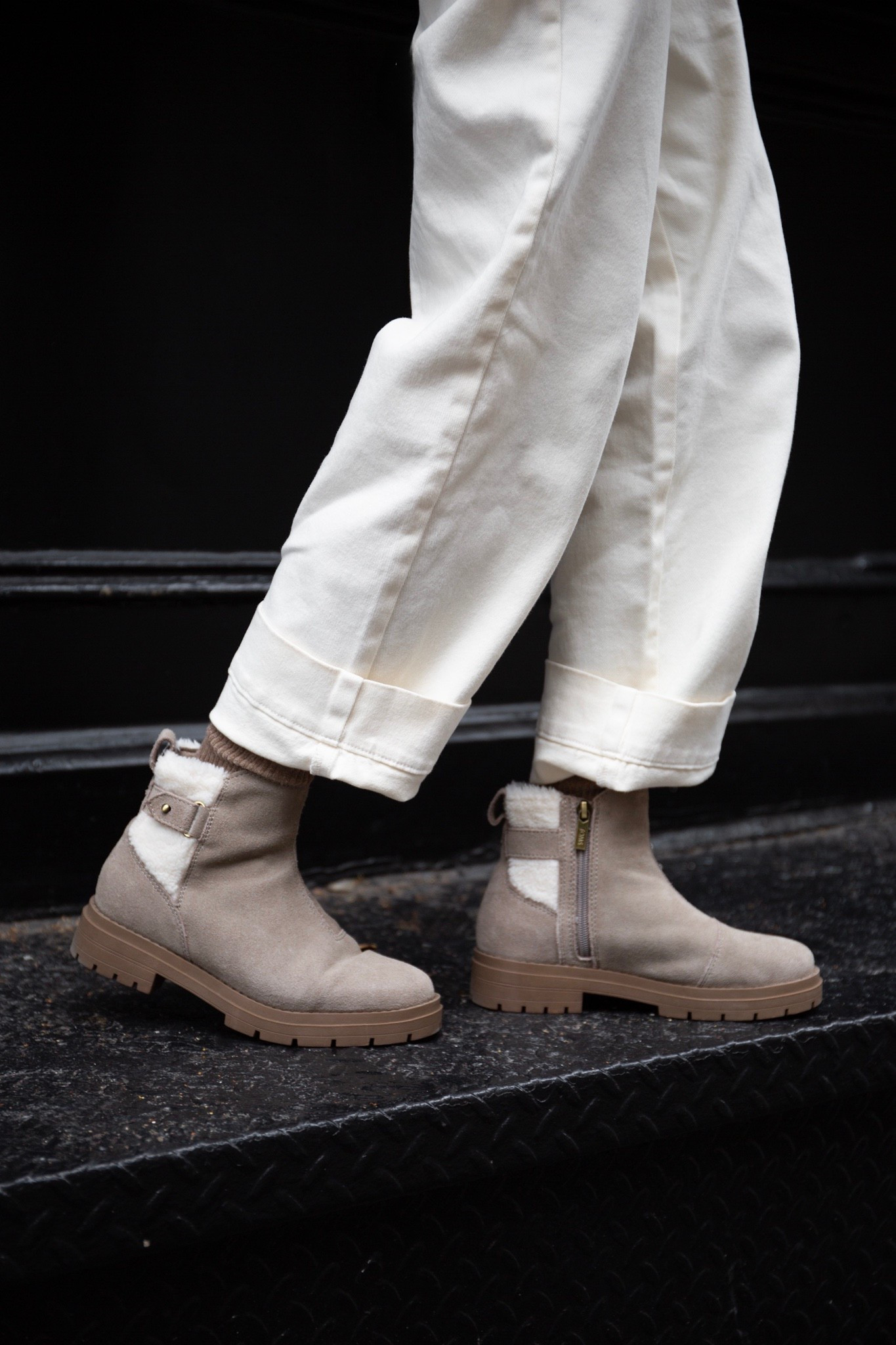 One pair, endless vibes — the ultimate GRWM essential 🩶
My suede Astrid Boots from @toms have been on repeat this season. They’re soft, chic, and ridiculously comfortable.
Today’s outfit instantly felt more put-together the moment I slipped them on.
And the best part? Every step supports a bigger purpose. #winterboots #ltkshoecrush #toms #tomsshoes #weargood 



#LTKActive #LTKootd #LTKFindsUnder100