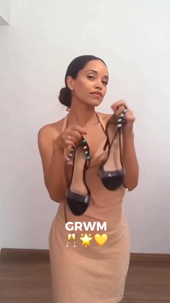 Inspiração de Look para o Ano Novo.

Quando penso em look para o Ano Novo,já penso em algo confortável para poder curtir a noite inteira e continuar plena.

Esse vestido de Lurex Rosê com amarração no pescoço que tem um caimento perfeito no corpo e mega confortável,com decote  e amarração no pescoço.

Sandália de tira com salto médio com amarração no tornozelo.

#LTKGift

#LTKbeauty #LTKVideo #LTKbrasil