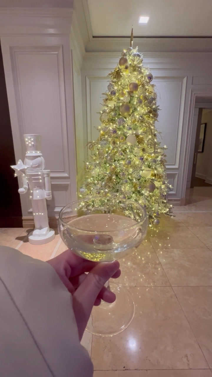 Vlogmas Day 3, winter style, travel style 🤍

#LTKWatchNow #LTKSeasonal #LTKHoliday