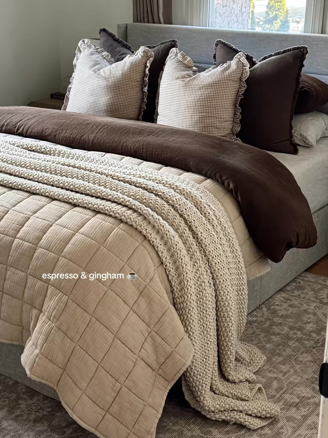 layered cozy bedding for fall 🍂☁️ linen sheets and a linen duvet cover paired with a cozy cotton quilt and a chunky knit blanket for the perfect lived-in, layered look!