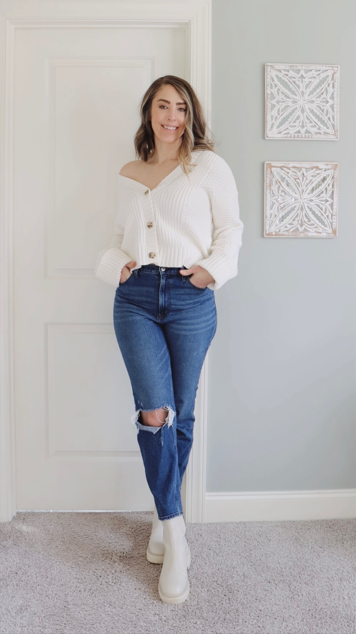 Comfy winter outfit idea for the girl on the go!

Boots | jeans | sweater | Abercrombie & Fitch | Chelsea boots | white boots | Sam Edelman | button down sweater | button. Down sweater

#LTKstyletip #LTKfindsunder100 #LTKmidsize