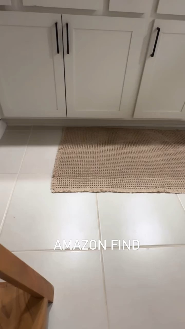 💦I’ve struggled to find a good non-slip mat for my tile floors, but I finally found one! 🛁💦 The absorbant waffle design soaks up water quickly and dries fast. It feels soft and safe with its non-slip backing, plus it’s machine washable for easy care! Perfect for my bathrooms!

 #BathroomEssentials #HomeStyle #CozyComfort #NonSlip #EasyCare

#LTKHome