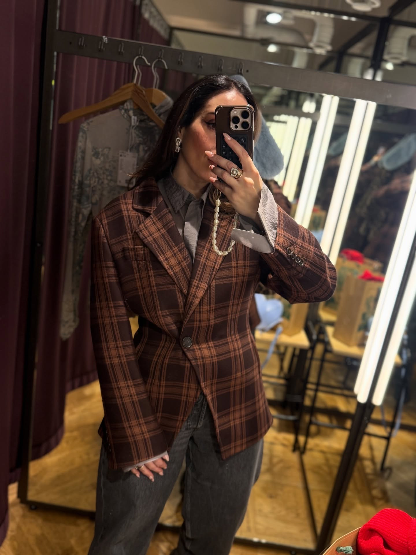 Some little festive looks of late ✨ 

Look 1: Blazer @andotherstories 
Jeans @arketofficial

Look 2: NC x TBCo red floral hood @nobodyschild roared print jacket @oliverbonas 

Look 3: shirt @hm 

Look 4: coat @cosstores 
Jumper @riverisland 
Skirt @hm