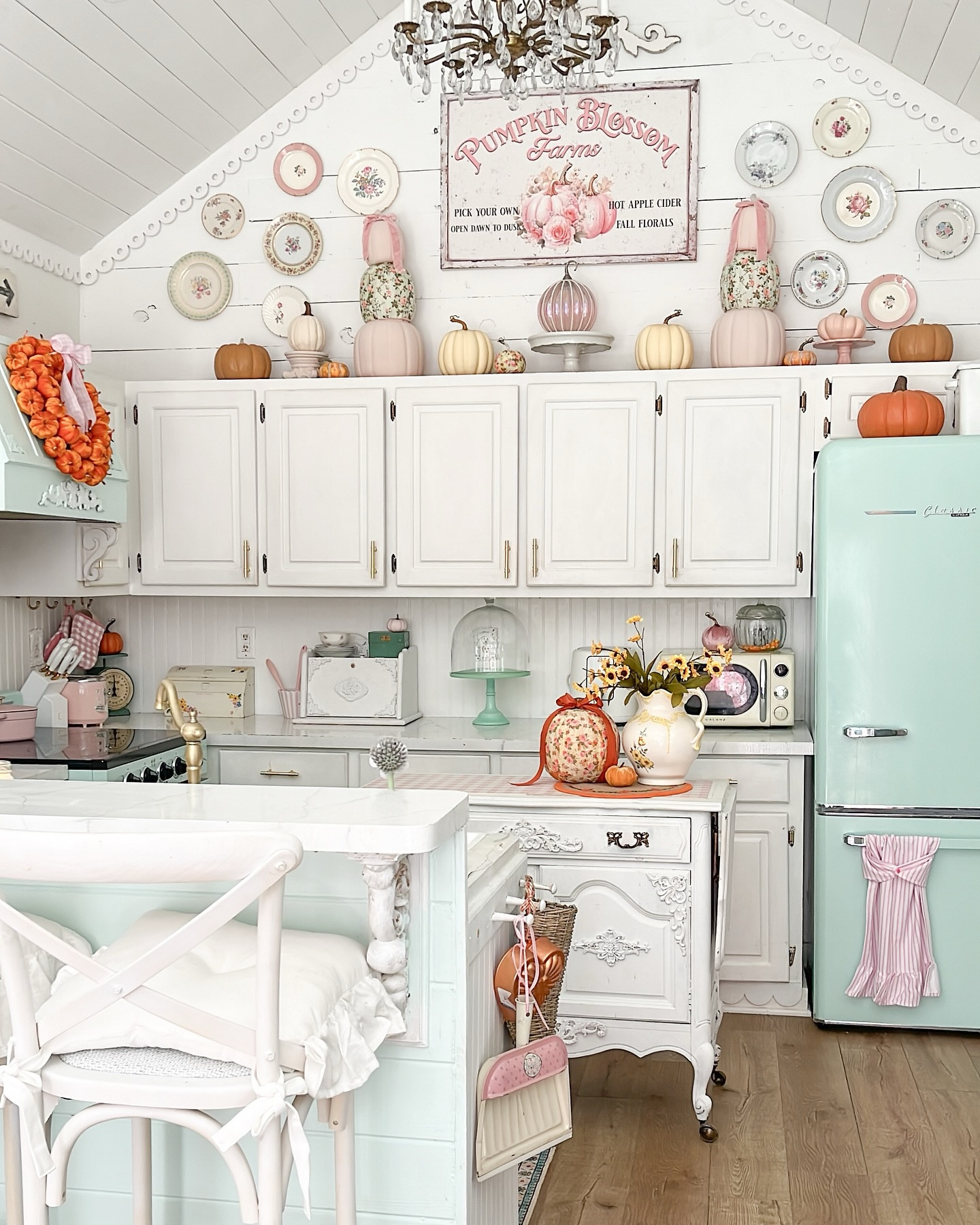 Happy September 1st! 🍂 I’m thrilled to share our fall kitchen with you, featuring a custom *Pumpkin Blossom Farms* sign from @olivebranchfarmhouse, beautifully designed by Christy! 🎃 She did such an amazing job matching the colors perfectly with our kitchen, and I couldn’t be happier with how it turned out. If you’d like a link to this sign, just comment ‘pink’ below! 💗 Wishing you all a cozy and delightful start to the season, hopefully the fall weather shows up soon🫠

. #fallhomedecor #cottagecharm #cozyvibes #pumpkinseason #olivebranchfarmhouse” #cottagehome #cottagestyledecor #pinkaesthetics #pastelhome