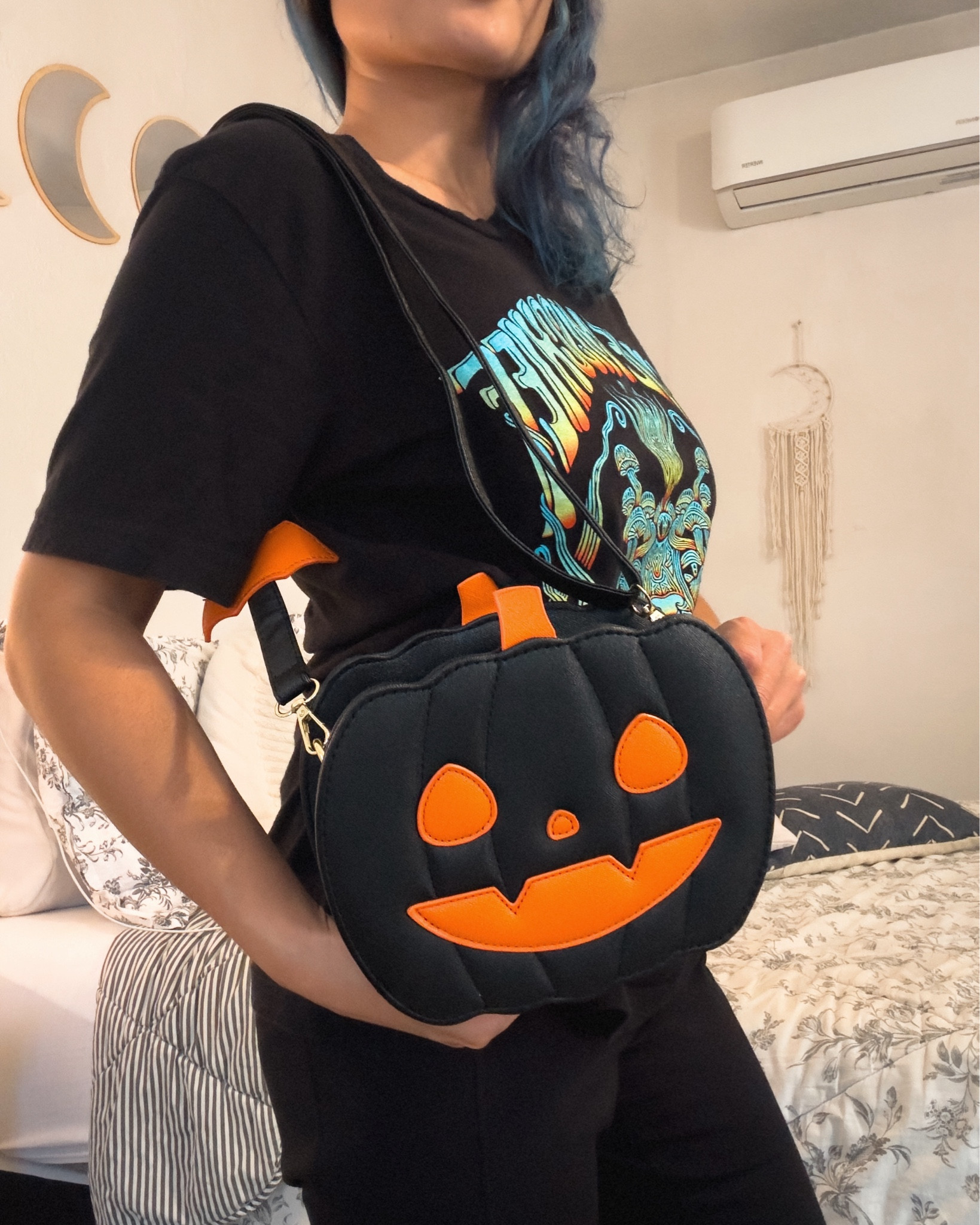 This is probably the cutest Halloween purse I own 🎃😍❤️✨🍂 perfect for the spooky season! Pd: it’s small but can fit few essentials like phone, small wallet and other small things! 

#LTKItBag #LTKOver40 #LTKFallSale