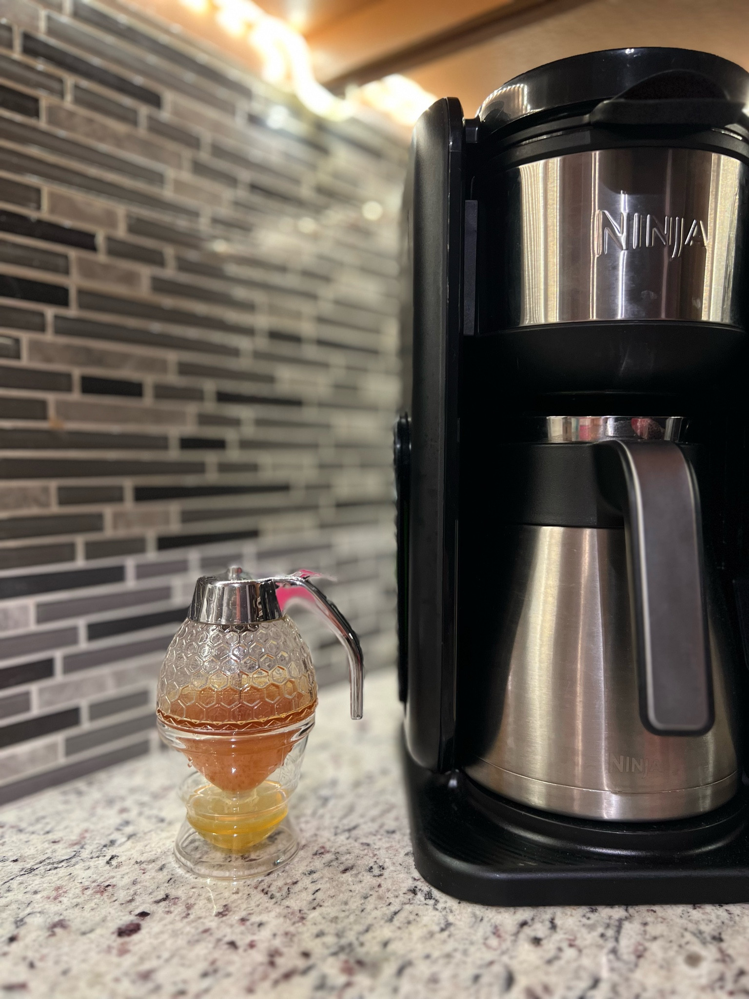 Honey dispenser // ninja coffee pot

6 brew styles
6 brew sizes
Self cleaning
Basket recognition
Measuring spoon attached
Thermal carafe
Clock/delay brew
Reusable filter

#LTKGiftGuide #LTKHome #LTKFamily