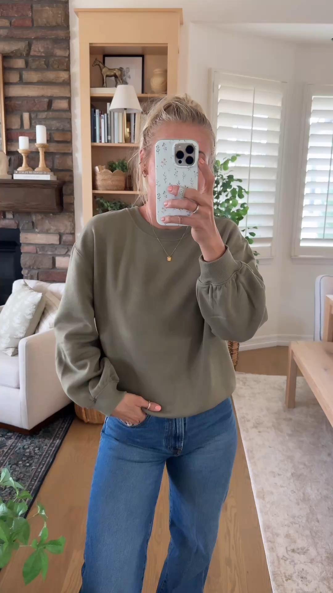 Bring medium in the crewneck sweatshirt, it does seem a little small so I would size up if you’re in between sizes. ￼