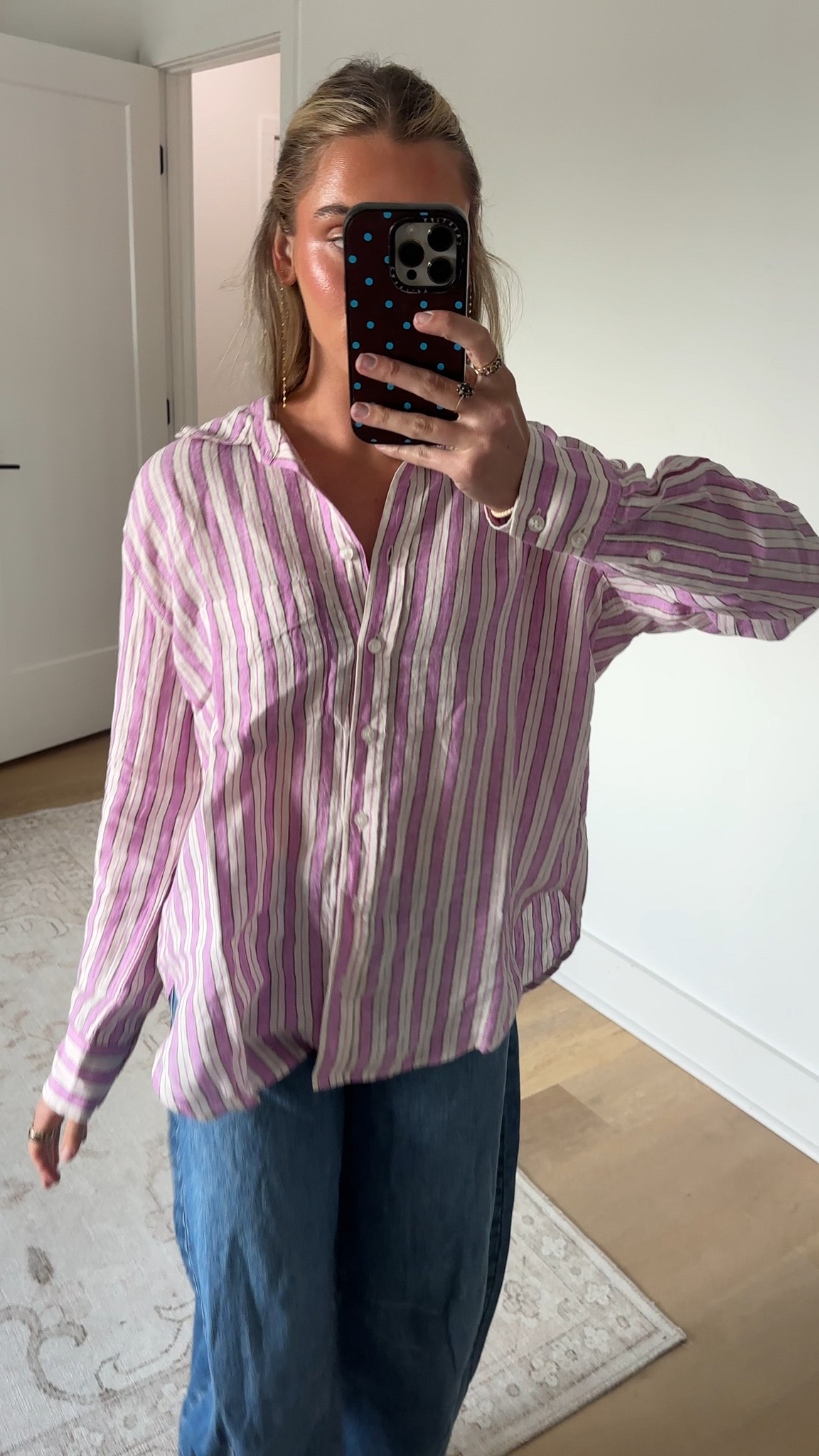 @gap size S 100% linen oversized shirt. Soft linen shirt in an oversized fit and tunic length.
Spread collar, button front.
Long sleeves with drop shoulders and button cuffs.
Chest patch pocket.
Shirttail hem.

#LTKootd #LTKSeasonal #LTKSaleAlert