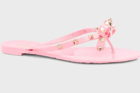 My most loved pool flip flop! For years now!! And it’s back in PINK! Get them while they last because the pink is very far and few and they sell out really fast🌸

#LTKSeasonal #LTKswim #LTKshoecrush