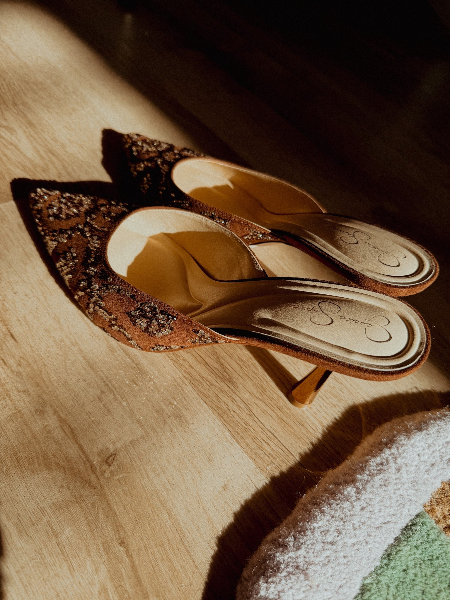 Jessica Simpson holiday shoes I’m loving ✨
The sparkly heels are honestly the perfect holiday shoe — festive without being over the top, and the heel height is super wearable. And the red mules?? A moment. The perfect little pop of color that somehow works with everything.
Linking both pairs + a few other JS favorites here ❤️‍🔥🎄