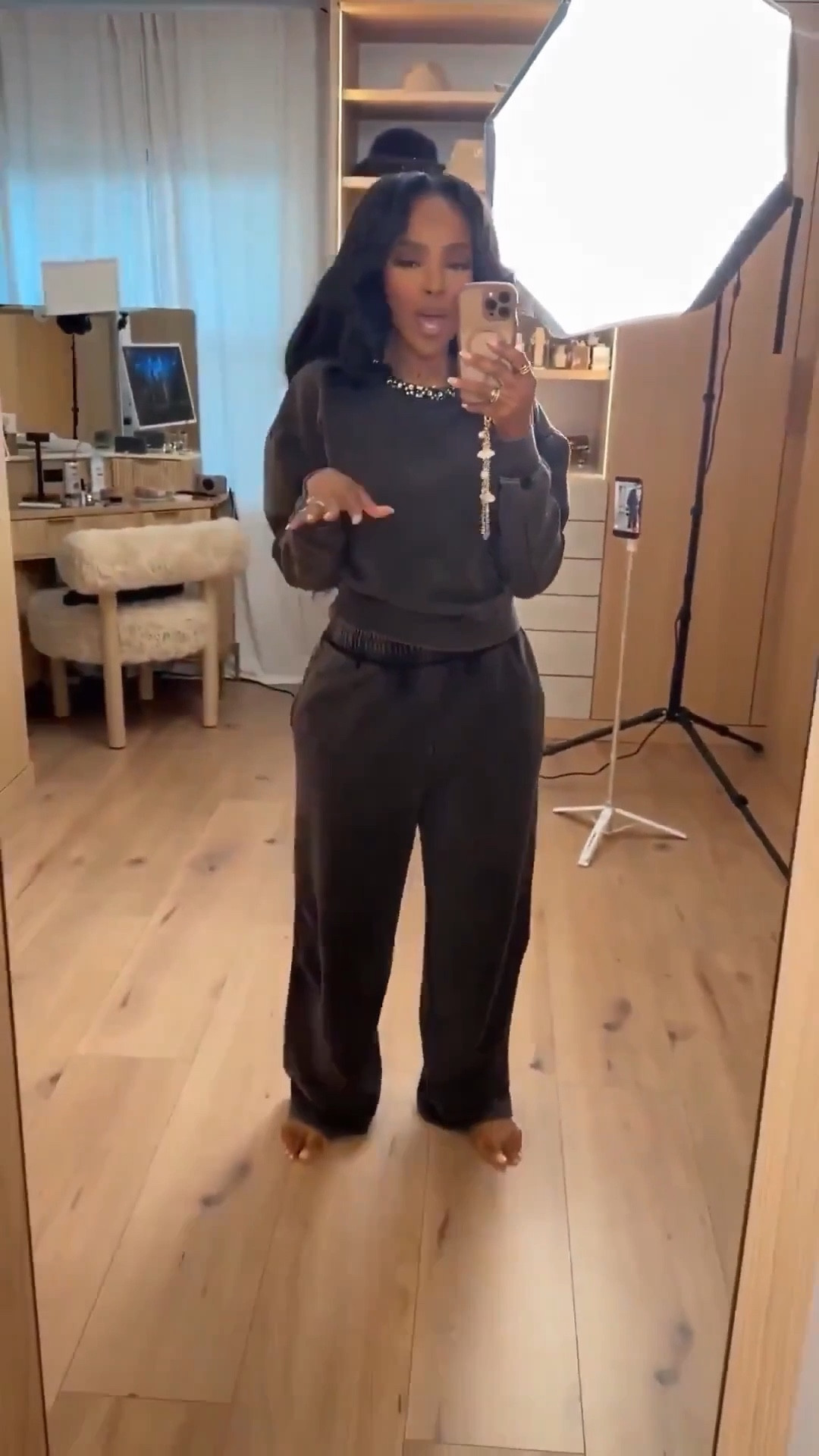 Scroll to shop 🖤  

A comfortable matching lounge set that’s perfect for travel days, errands, or elevated everyday comfort.

Measurements: 5'4" | 138 lbs | 34D | 27" waist | 40" hips  
Sizing: Top Small | Pants Small