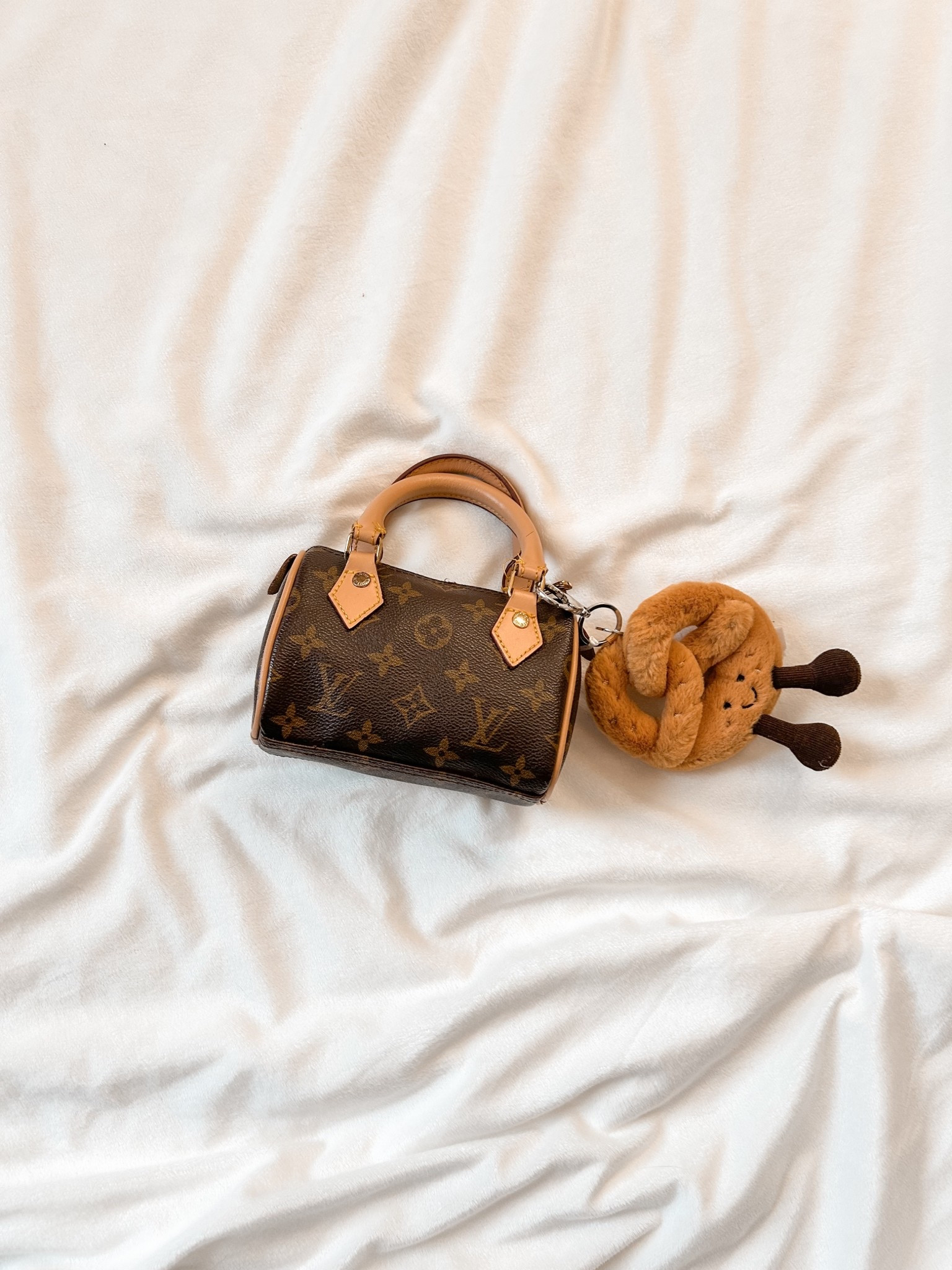 Purse details with a Jellycat keychain twist 🎀
Clipped this sweet plush onto my go to bag for instant joy. Find it linked on LTK.

comfy outfits, comfy style, everyday style, everyday outfit, DHgate finds, DHgate purses, DHgate bags, mini speedy, nano speedy, Louis Vuitton, LV speedy 