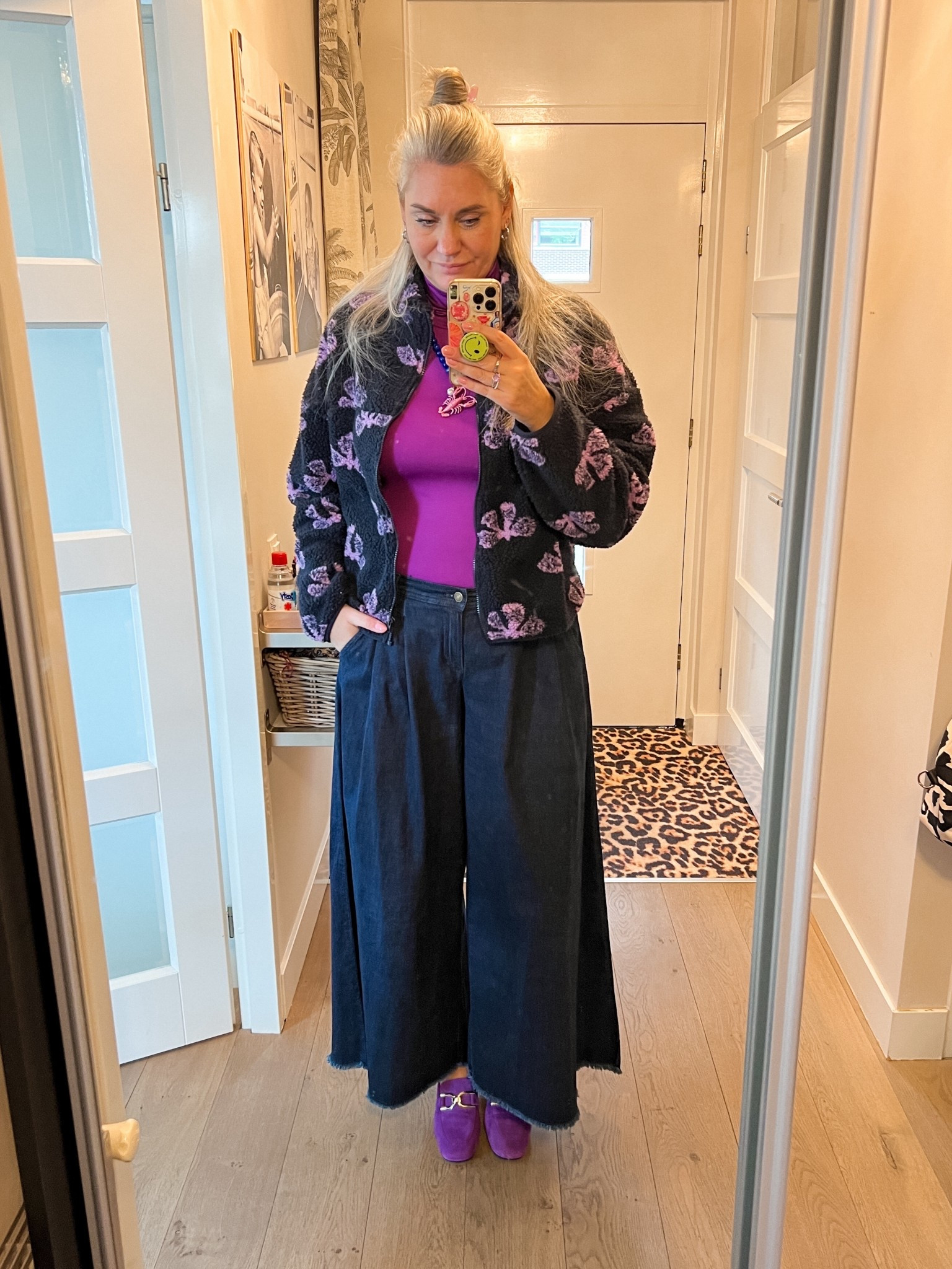 OOTD - Zondag. Donker denim culotte of broekrok (valt ruim, neem een maat kleiner), paars coltruitje (oud), blauw met roze ketting, donkerblauw met lila fleece jack (TKMax) en paars suède schoenen (Unisa). 

#LTKnederlands #LTKwinter #LTKeurope