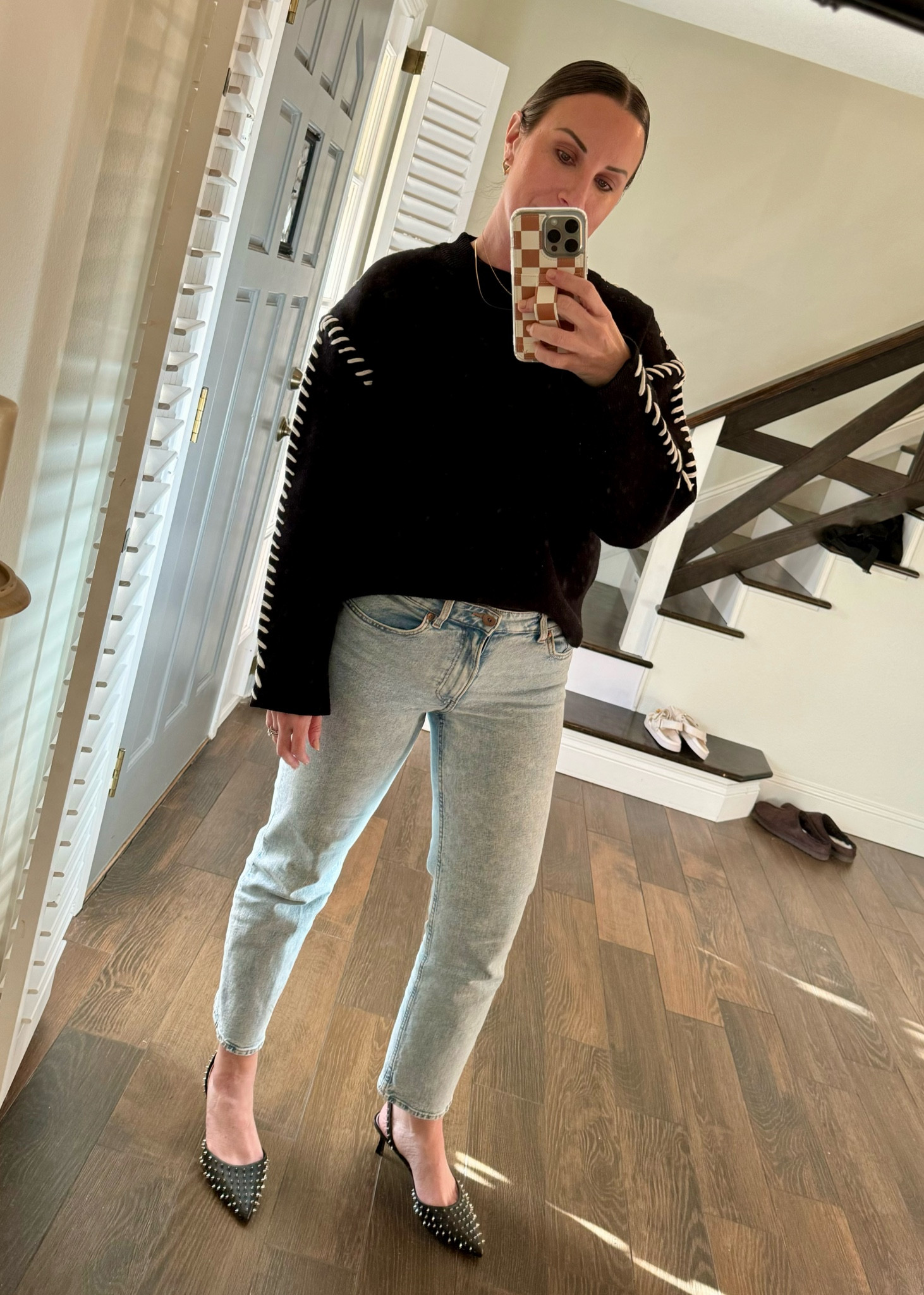 Friday night🖤
Jeans 28
Top small
Shoes 9.5


#LTKSeasonal #LTKMostLoved #LTKshoecrush