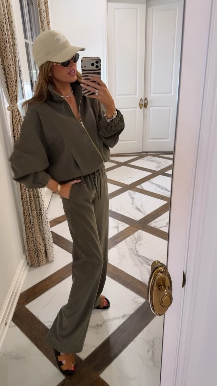 Travel OOTD!! This set is so comfortable and cute! I’m wearing a small in the jacket and pants!

Zara fashion, Zara finds, Fall travel outfits, Fall outfits women, Matching sets, Fall sets, Fall fashion hauls, Gemme Beauty, Emily Gemma
