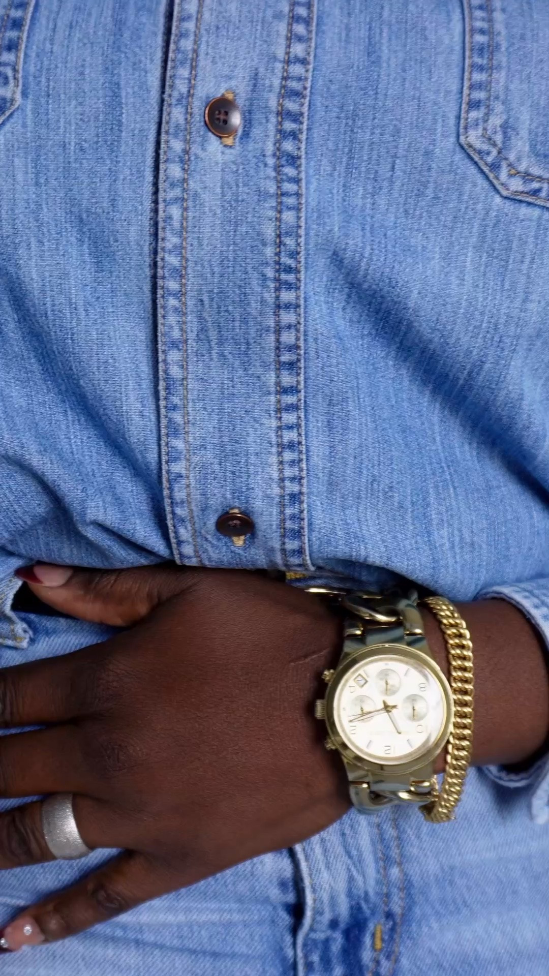 Une sublime montre doré venant de @Michael Kors US et un beau bracelet doré disponible sur Farftech pour terminer ma tenue denim on denim.

#LTKstyletip #LTKspring #LTKeurope
