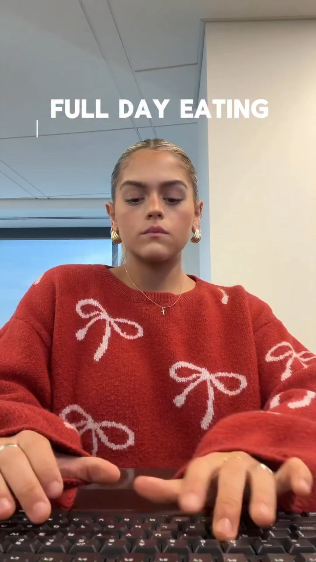 Happy Tuesday! Another full day of eating in the office, no food increases this week, just lots of good eats! 
 Here’s the lineup:
Breakfast: Overnight oats with a bunch of berries and some white chocolate chips. I used cinnamon roll protein powder from @cleansimpleeats code: ROSERYBAKFIT  Lunch: Switched it up with a burger bowl then something sweet (always) A That’s It fruit bar. Midday snacks: 2 mini turkey sticks and @masa_chips churro chips with Cottage cheese cinnamon dip and oh my goodness. These chips are unreal. I cannot recommend them enough, and the ingredients are so good. I’m pretty sure there are only three, which is wild considering how amazing they taste.

#FDOE #whatieatduringmy9to5 #inspo