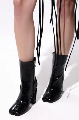 AKIRA Azalea Wang Bilha Split Toe Detail Bootie | Black | Size 10 | AKIRA