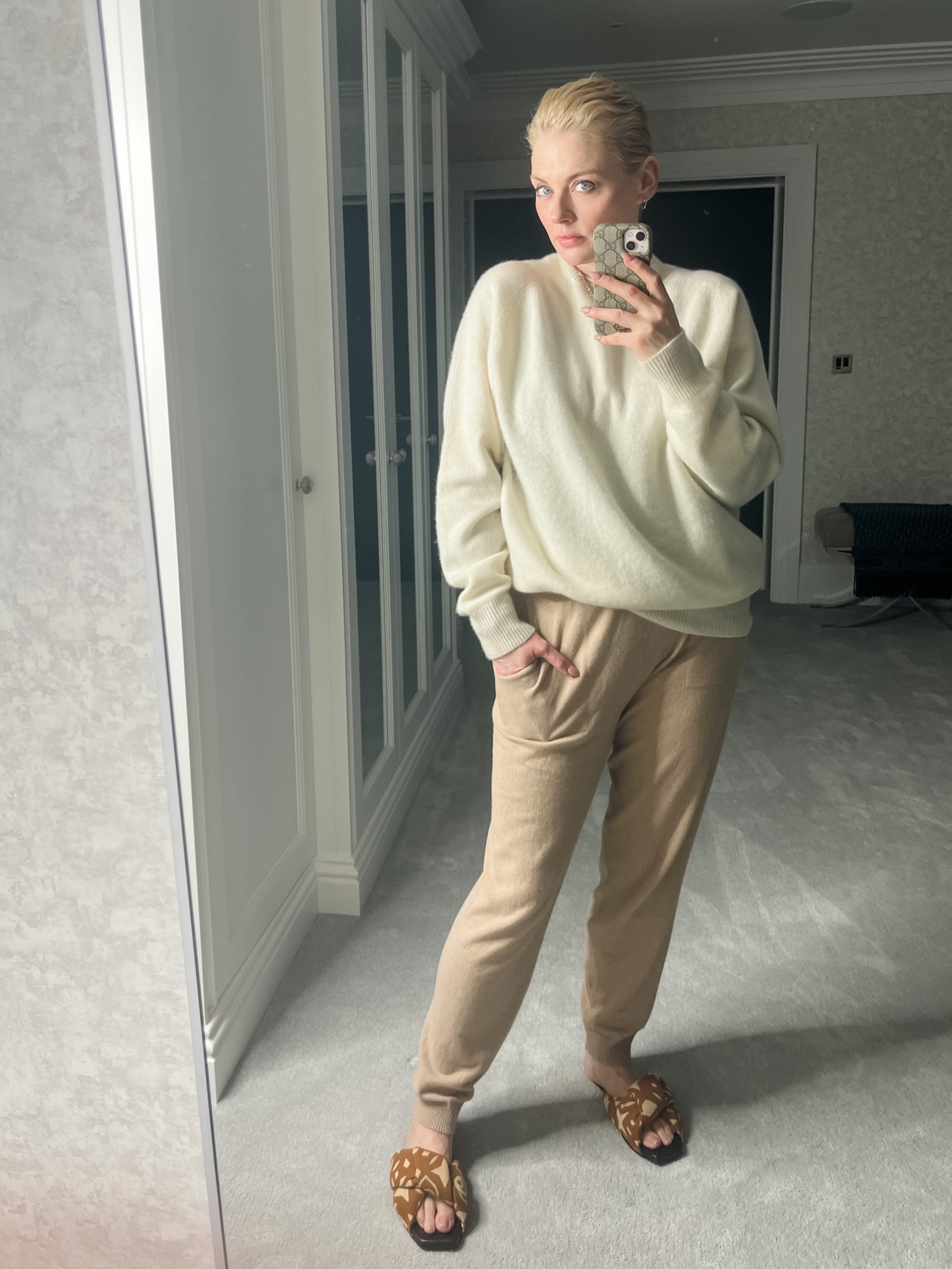 All beige, all cashmere for today’s chilly temperatures! These excellent separates are so soft and warm (not at all prickly) and take me from the school run to the studio (along with these gorgeous slides which are hugely on sale right now 😉).
•
•
•
•
•
#alexandraharper #ootd #wiwt #whatiamwearingtoday #styleatanyage #styleatanysize #everydaystyle #fashionblogger #styleinspo #styleblogger #dailyfashionideas #outfitpost #casualstyle #winterstyle #30plusstyle #40plusstyle #ootd #wfhstyle #workingmama #schoolrunstyle #knitwear

#LTKunder50 #LTKsalealert #LTKunder100