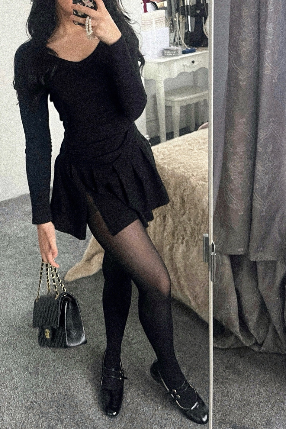 All black date night fit 
Basic skirt 
Black top 
Black tights 