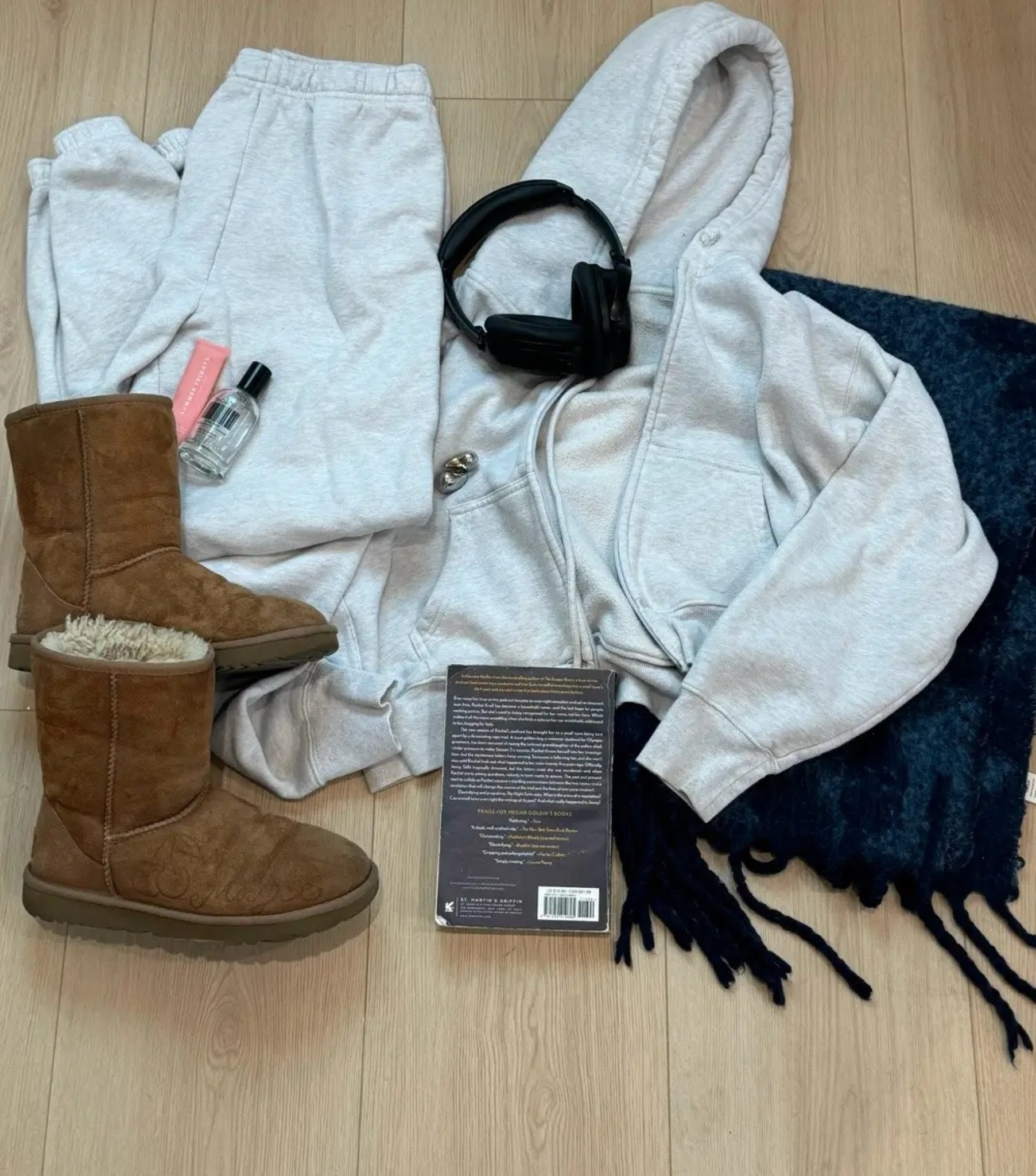 Comfy cozy outfit inspo 🐻‍❄️

Cozy outfit, gift guide, Uggs, boots, hoodie, loungewear, outfit inspo

#LTKSeasonal #LTKStyleTip #LTKGiftGuide