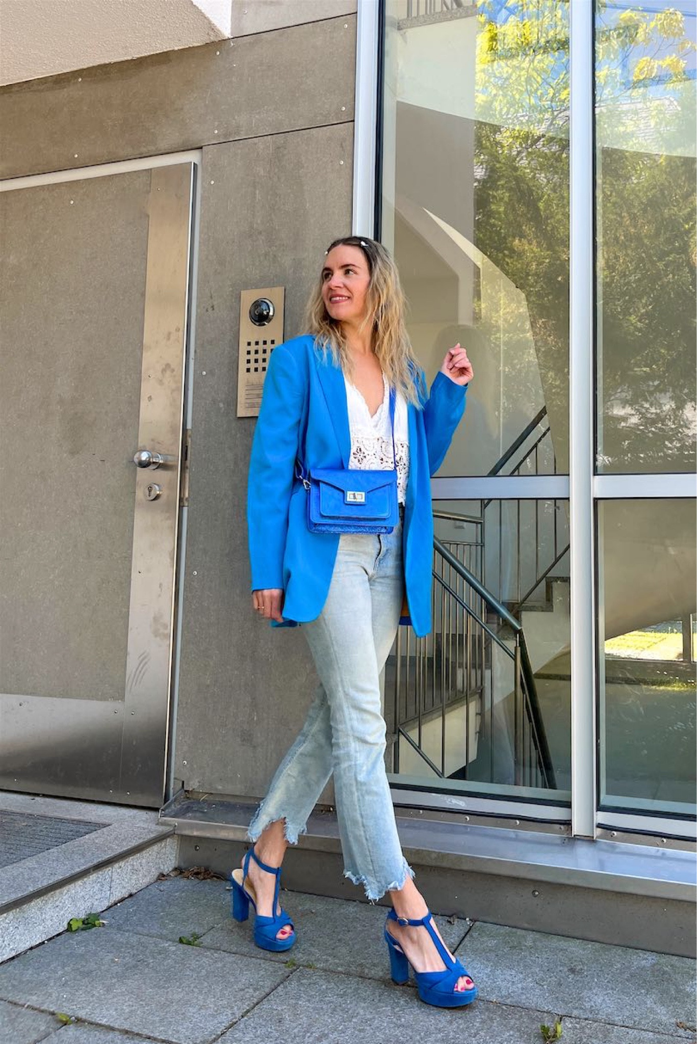 Blue Blazer. Fashion Blogger Girl by Style Blog Heartfelt Hunt. Girl with blond hair wearing a blue blazer, white lace blouse, favorite jeans, blue metallic bag and blue heels. #blueblazer #blazerstyle #oversizedblazer #colorfuloutfit #colorfulstyle #colorfulfashion #colorfullooks #fashionfun #cutesummeroutfit #summerfashion2023 #summerlookbook #fitcheck #dailylooks #dailylookbook #contentcreator #microinfluencer #discoverunder20k