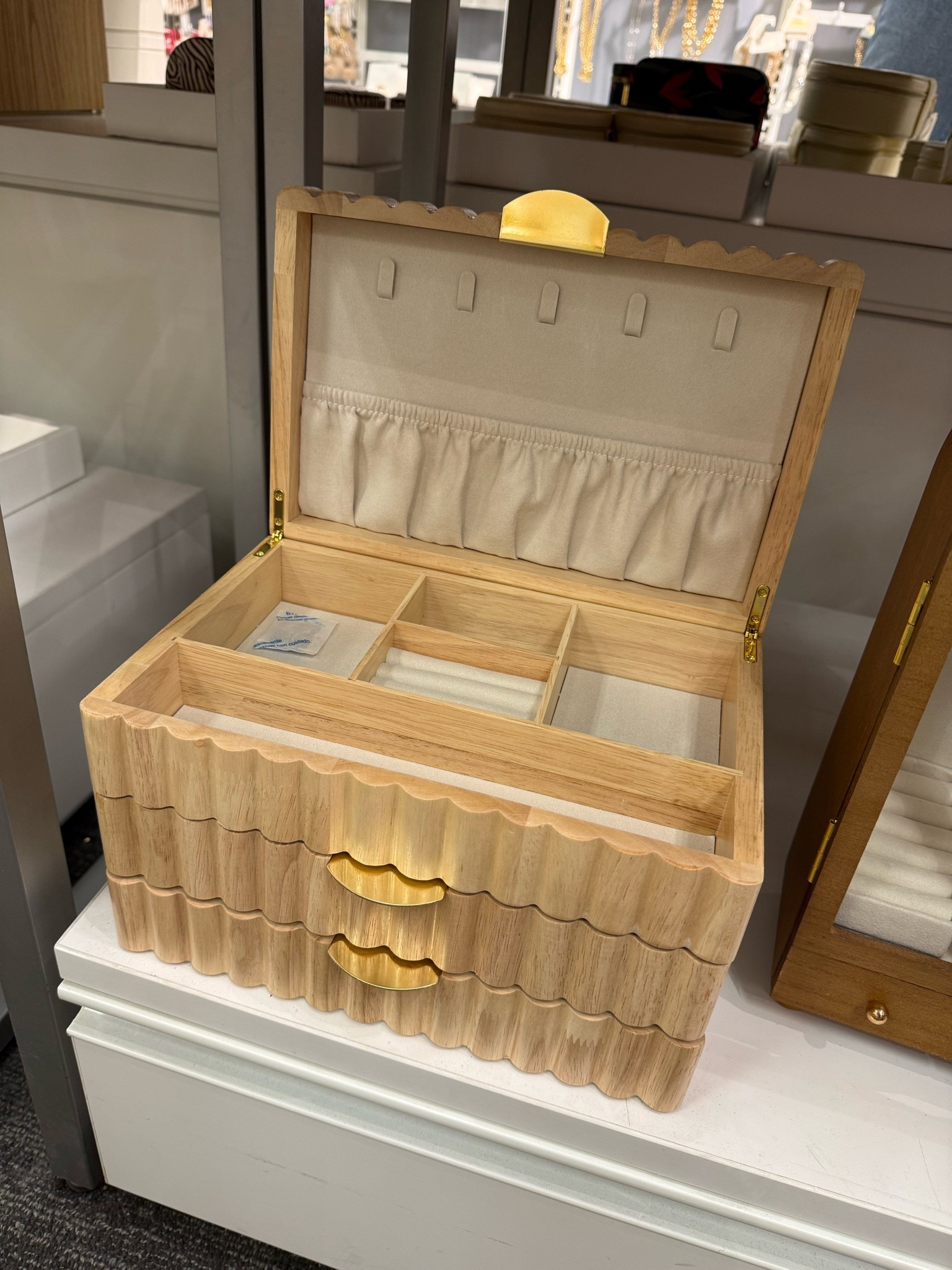How pretty is this jewelry box with drawers ✨
