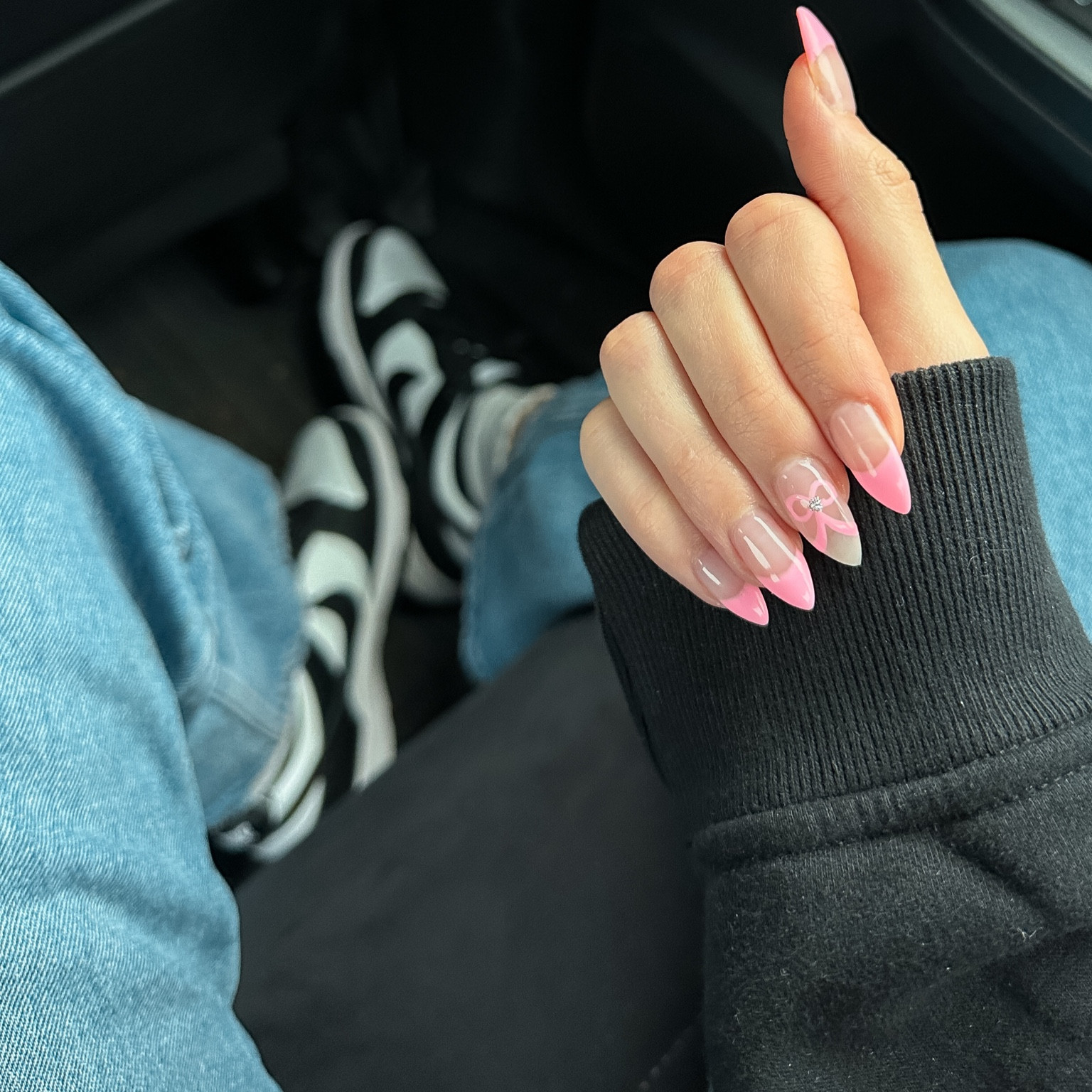 simple fit 🎀🖤

Abercrombie hoodie, panda dunks, Abercrombie 90s high-rise jeans 