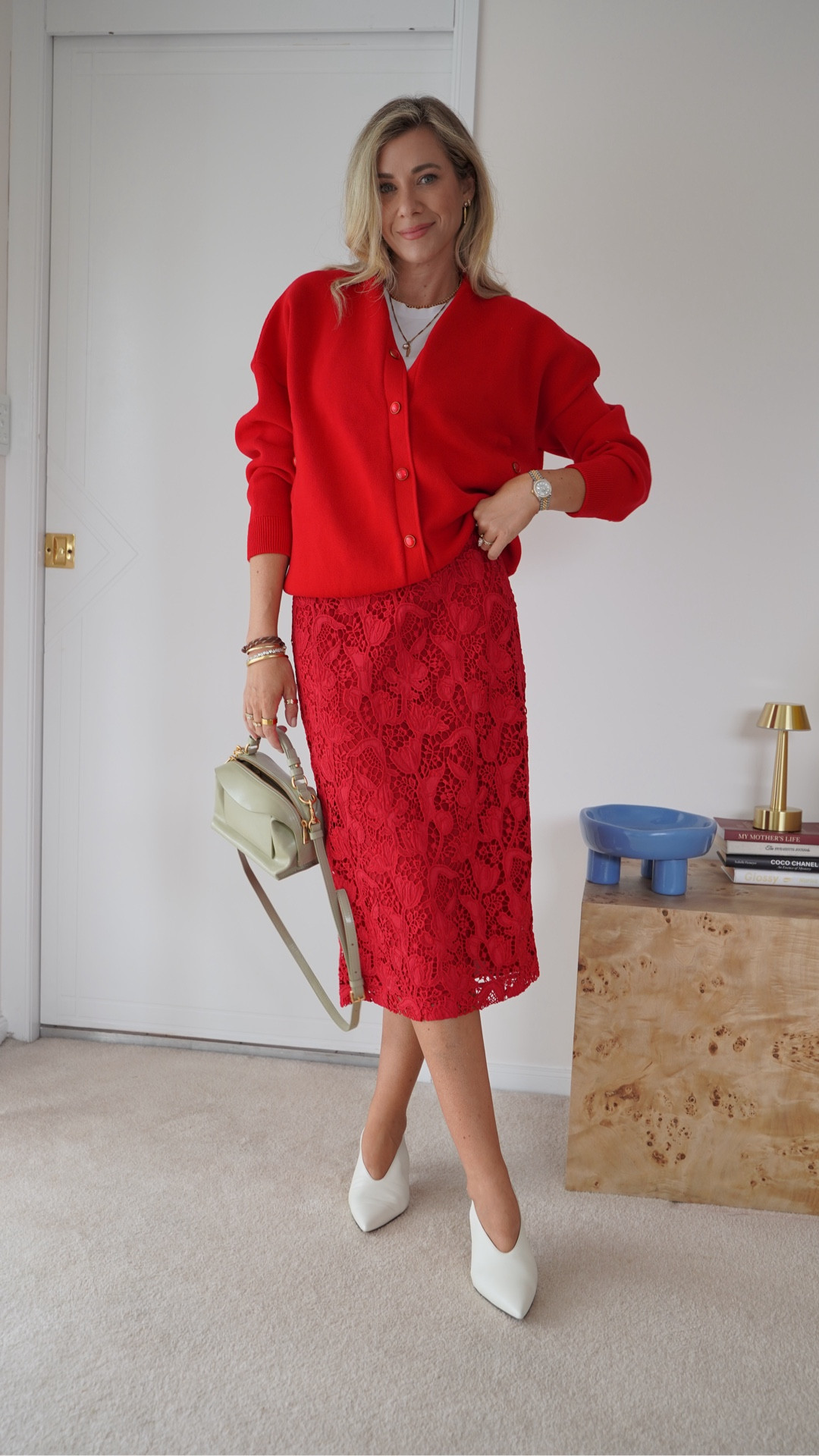 Who doesn’t love red, this colour is just having a moment this season. 

New pieces from Onte, I’m wearing size 10 in all of them
Jeans size 27 Agolde
Tank size 10 DISSH
Ballet Flats size 40.5 Alaia
Bag Polo Ralph Lauren
Woven clutch Izoa
White heel size 41 Viktoria and Woods
Mini t-shirt size M Uniqlo
Red mules size 40.5 Manolo Blahnik
Red shoes size 9.5 Bared
Red slingback size 40 Aeyde
Green bag Oroton
Necklace and bracelets are from my Cat Sanz x Carly Paiker collab


#LTKaustralia #LTKstyletip #LTKautumn