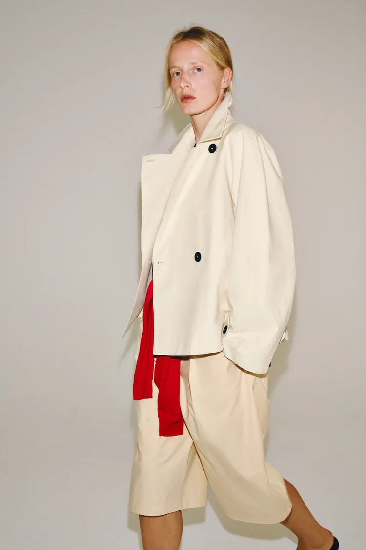 ZARA WOMAN KOLLEKTION. Trenchcoat aus einem Hauptstoff aus Baumwollgarn. Stehkragen und langen \u... | Zara US