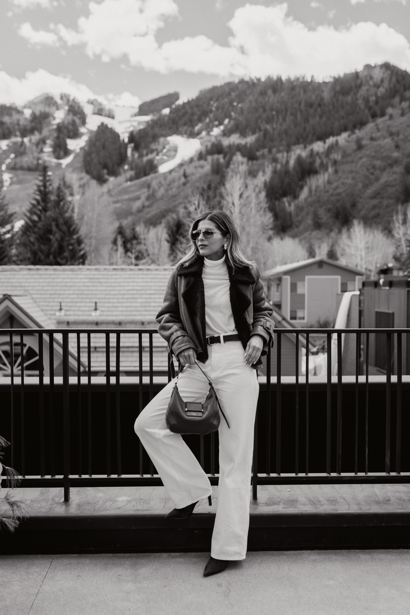 Mountain air, white denim, and a shearling jacket that does all the work. Full outfit linked. 🖤