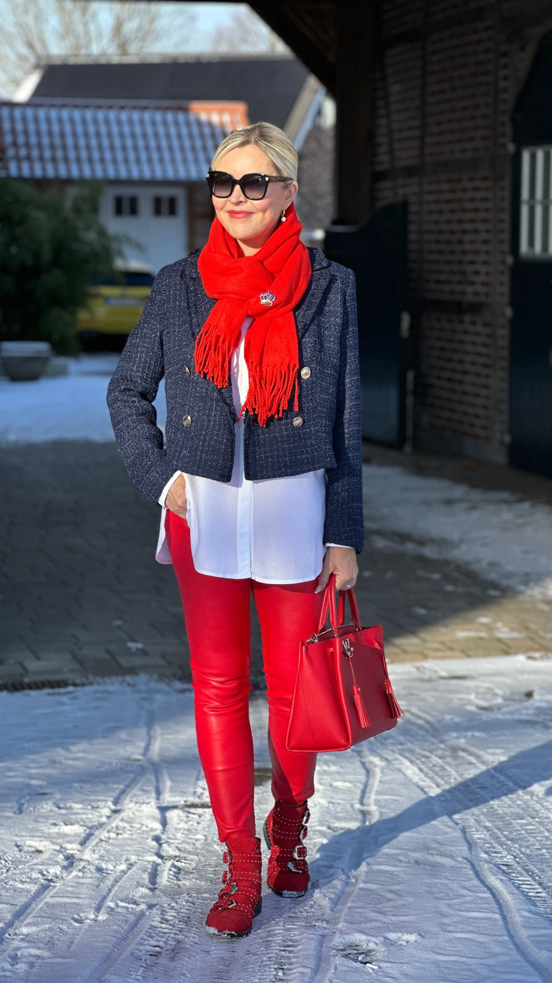 𝒲𝑒𝓇𝒷𝓊𝓃𝑔 𝒜𝒹.* 💥 Bouclé-Blazer, aber make it WOW! 💥Heute hab ich euch ZWEI unfassbar coole Bouclé-Blazer zum „Kann-das-wirklich-sein?!“-Sale-Preis mitgebracht 😍 
.
💖 Pink Power:
Outfit 1: Pinker Bouclé-Blazer + schwarze Kunstlederhose + weiße Bluse = classy mit Ansage ✨
Outfit 2: Gleicher Blazer, gleiche Hose – aber schwarzes Shirt. Ergebnis? Ein bisschen mehr Drama, ein bisschen mehr Coolness 😏🖤
💙 Edler Bouclé Blazer in Dunkelblau:
Outfit 3: Rote Kunstlederhose, weiße Bluse, dazu der dunkelblaue Bouclé Blazer, – Schal & Tasche in Rot, weil: Warum nicht ALL IN? 🔥🍷
Outfit 4: Gestreiftes Shirt, weite Hose in orange und wieder der Bouclé-Blazer – lässig, stylisch, „Ich-hab’s-eilig-aber-sehe-trotzdem-top-aus“ 😌🍊
⬇️
Alle Outfits sind in meinen Stories verlinkt 👉
Welches ist DEIN Favorit? 1️⃣ 2️⃣ 3️⃣ oder 4️⃣?
.
𝗔𝗹𝗹𝗲 𝗗𝗲𝘁𝗮𝗶𝗹𝘀 𝘂𝗻𝗱 𝗟𝗶𝗻𝗸𝘀 𝗳𝗶𝗻𝗱𝗲𝘁 𝗶𝗵𝗿 𝗶𝗻 𝗺𝗲𝗶𝗻𝗲𝗻 𝗦𝘁𝗼𝗿𝗶𝗲𝘀! 
.
‼️Outfit Links- available daily in my stories‼️
.
🤍Schuhclips @maximondaen 15% mit Marta15
🤍Armbänder & Kreuzkette & Armbanduhr @magicpearl.official 
🪙Kette mit Münze @lemarshand 10% mit MARTA10
.
.
#blazerstyles 
#citystyle 
#wintersale 
#wintersales 
#schnäppchen 

#blazer #blazeroutfit #blazerstyle #blazerlook #tweedjacket #tweedblazer #boucleblazer 
#pinkblazer #schwarzehose #blackpants  #kunstlederhose  
#lederhose #weissebluse  
#rotehose #redpants #redtrousers 
#blueblazer #orangepants 
#damenkleidung #modefürfrauen #damenmode #fashionaccount #classylook #fashionblogger_de #modeblogger

#LTKeurope #LTKü50 #LTKstyletip