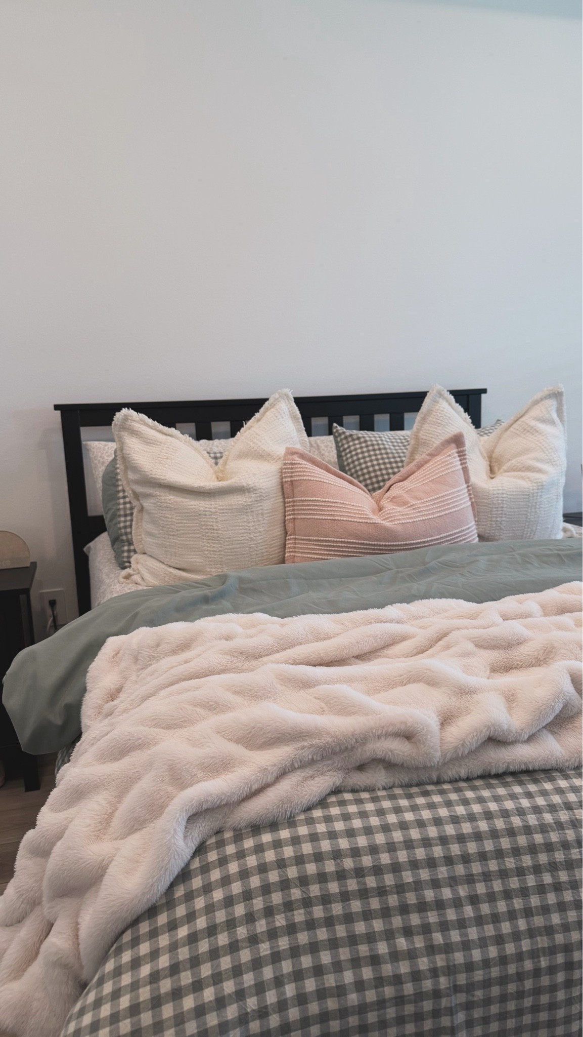 my bedding 🤍🤍

#LTKdayinmylife #LTKHome #LTKvlog