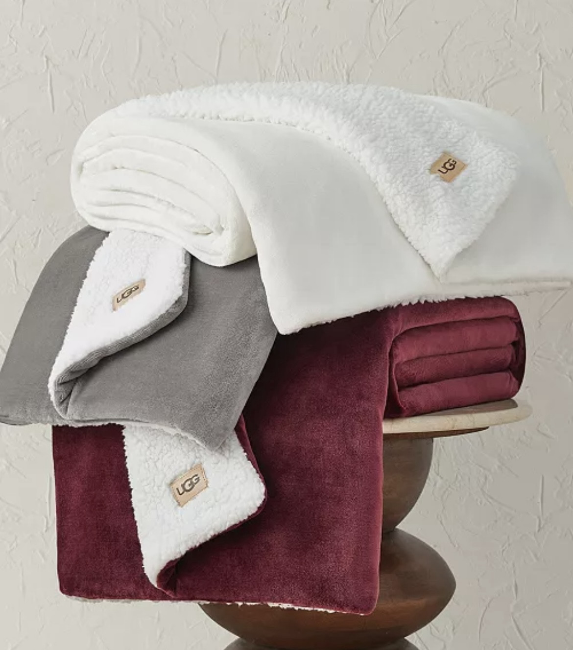 Ugg reversible throw blanket

This throw is perfect for a bed or to cozy up with on the couch. Perfect gift too!
50 x 70

#LTKGiftGuide #LTKHoliday #LTKSaleAlert
