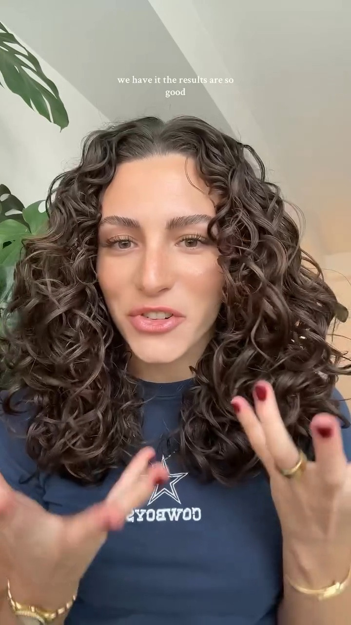 FULL (simple) CURLY HAIR ROUTINE ♥️

styling products:

@bumbleandbumble invisible oil leave in
@djerfavenue breezy styling mist
@livingproofinc curl definer & curl defining gel
@theouai st barts hair oil 

before styling:

@fableandmane holiroots scalp oil
@diviofficial volumizing shampoo & conditioner

AS ALWAYS. comment your questions! 💬👉🏼

— curly hair routine 3a #curlyhairstyles #curlygirlmethodforbeginners #beginnercurlyhair #curlyhairroutine #marinamethod
