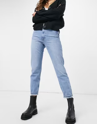 River Island – Carrie – Mom-Jeans in Used-Optik in Mittelblau | ASOS (Global)