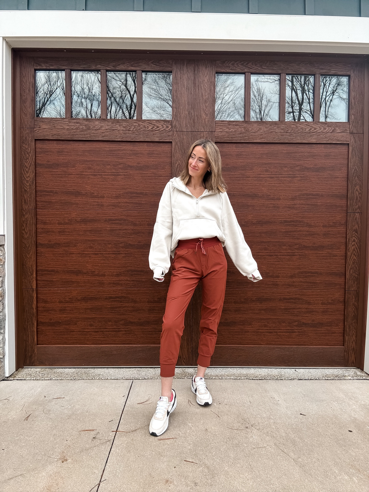 Soccer, mom and sports mom outfit ideas for spring sports, season weekends at baseball fields and soccer sidelines. Amazon fashion joggers for women. Lululemon look for less scuba half zip pull over outfits.