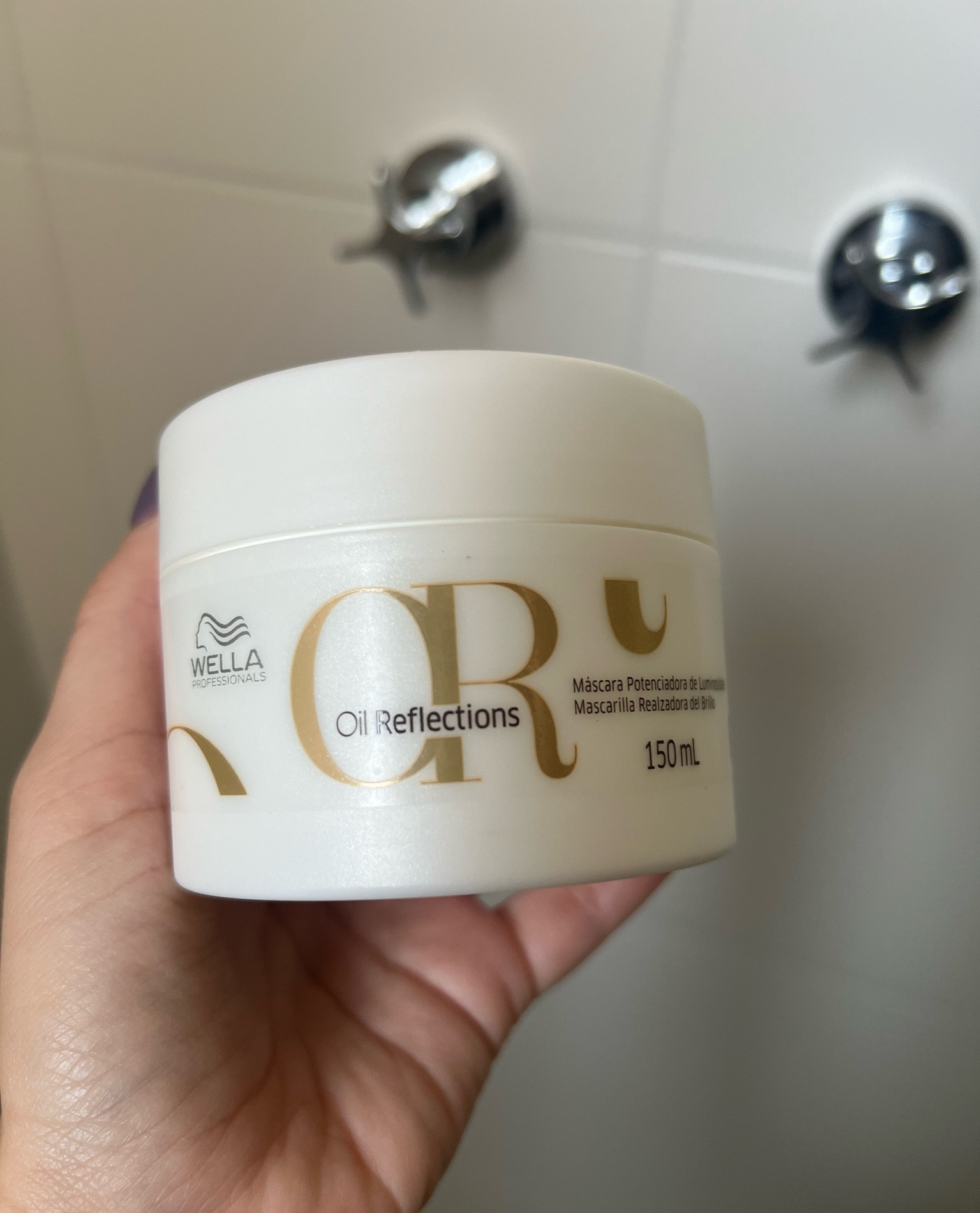 Máscara versátil para otimizar o cronograma capilar| Duas etapas em um uso só, a clássica da marca Wella nutri e hidrata o cabelo em uma única máscara. E eu super me adaptei a ela pq não pesou no meu cabelo, pois tenho mais fios finos do que grossos, então caiu como uma luva, fora que como tenho o cabelo com luzes loiras, preciso usar uma máscara para tratar tb a cor, então consegui reduzi o uso de três máscaras pra duas🙏🏼

#LTKbeauty #LTKU #LTKbrasil